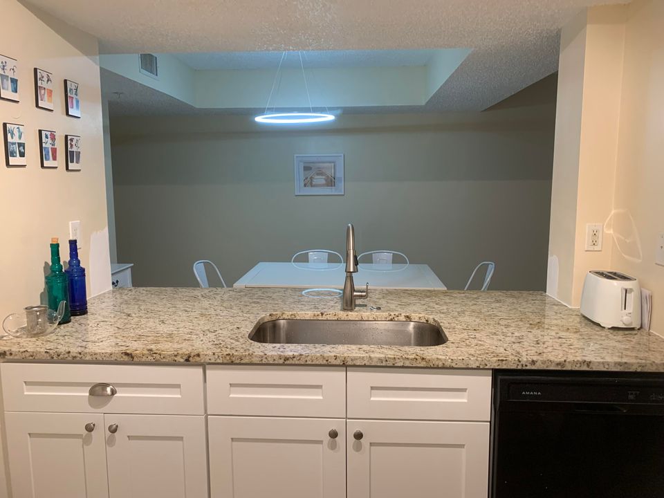 For Rent: $2,050 (1 beds, 1 baths, 898 Square Feet)