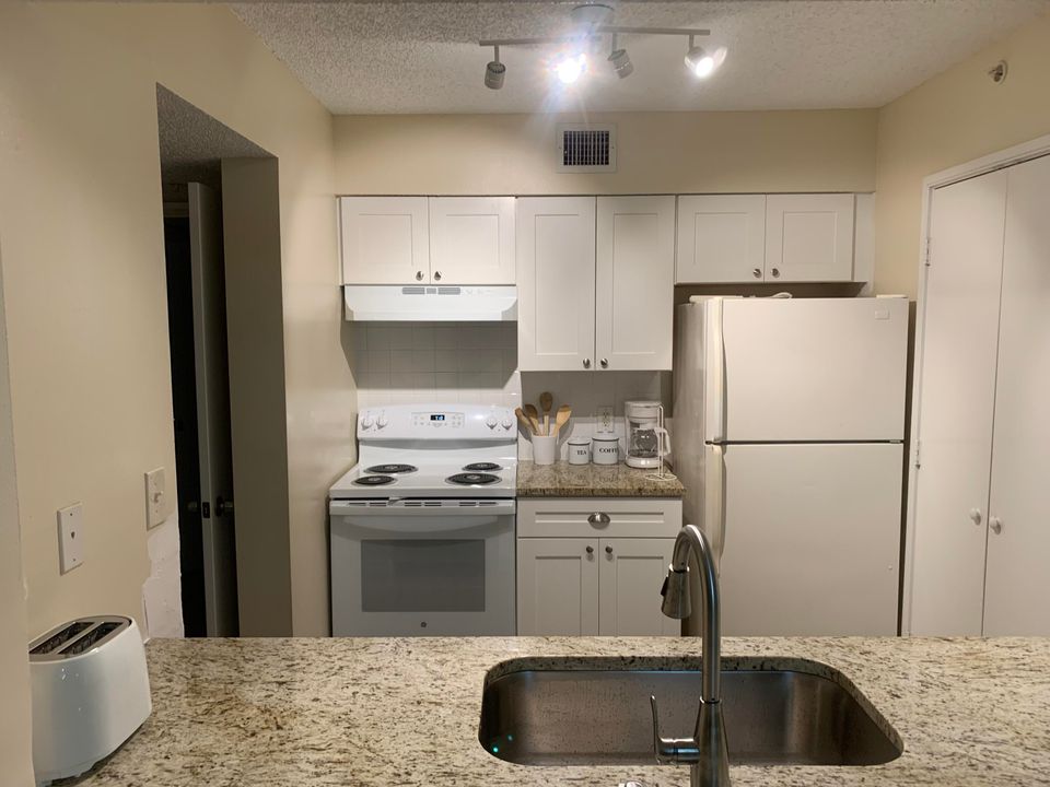 For Rent: $2,050 (1 beds, 1 baths, 898 Square Feet)