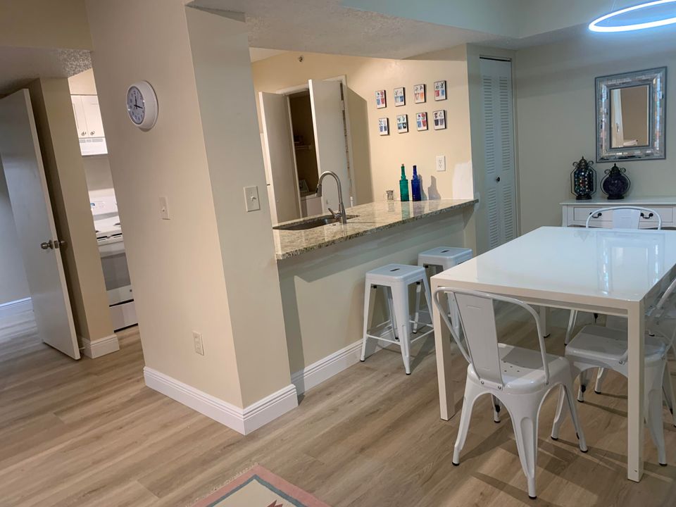 For Rent: $2,050 (1 beds, 1 baths, 898 Square Feet)