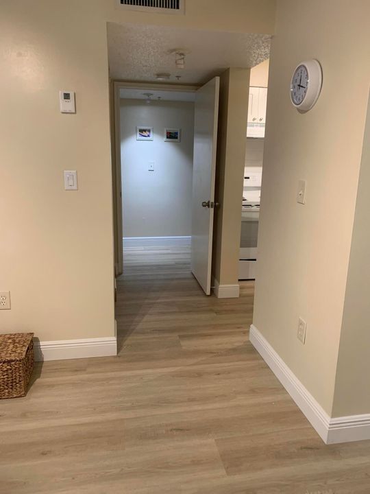 For Rent: $2,050 (1 beds, 1 baths, 898 Square Feet)