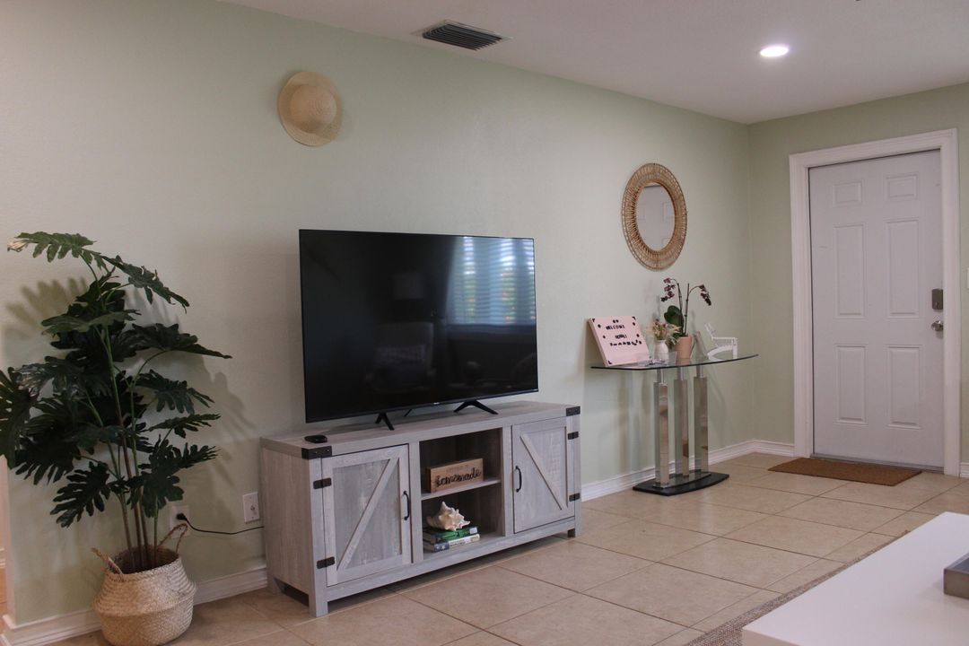 For Rent: $3,000 (3 beds, 2 baths, 990 Square Feet)