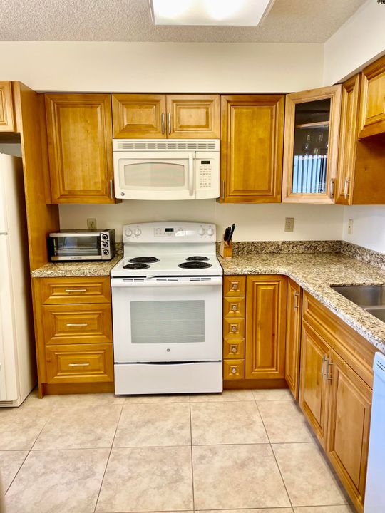 For Rent: $3,350 (2 beds, 2 baths, 1230 Square Feet)