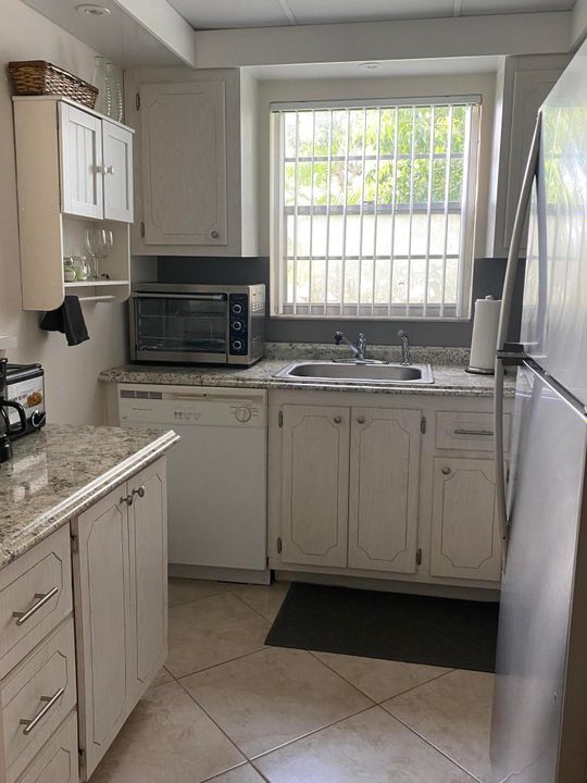 For Rent: $2,200 (1 beds, 1 baths, 700 Square Feet)