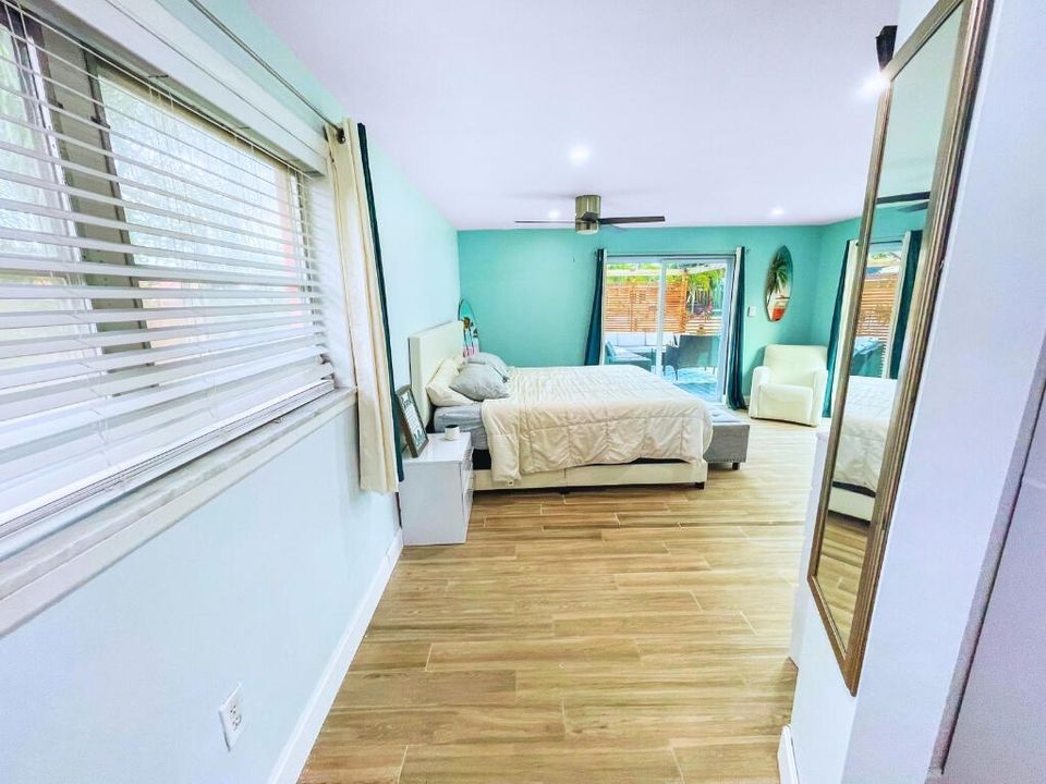 En Venta: $899,000 (3 camas, 3 baños, 1800 Pies cuadrados)