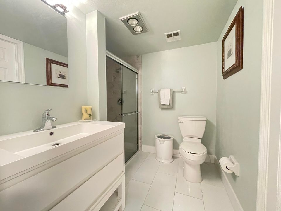 For Sale: $299,000 (2 beds, 2 baths, 1250 Square Feet)