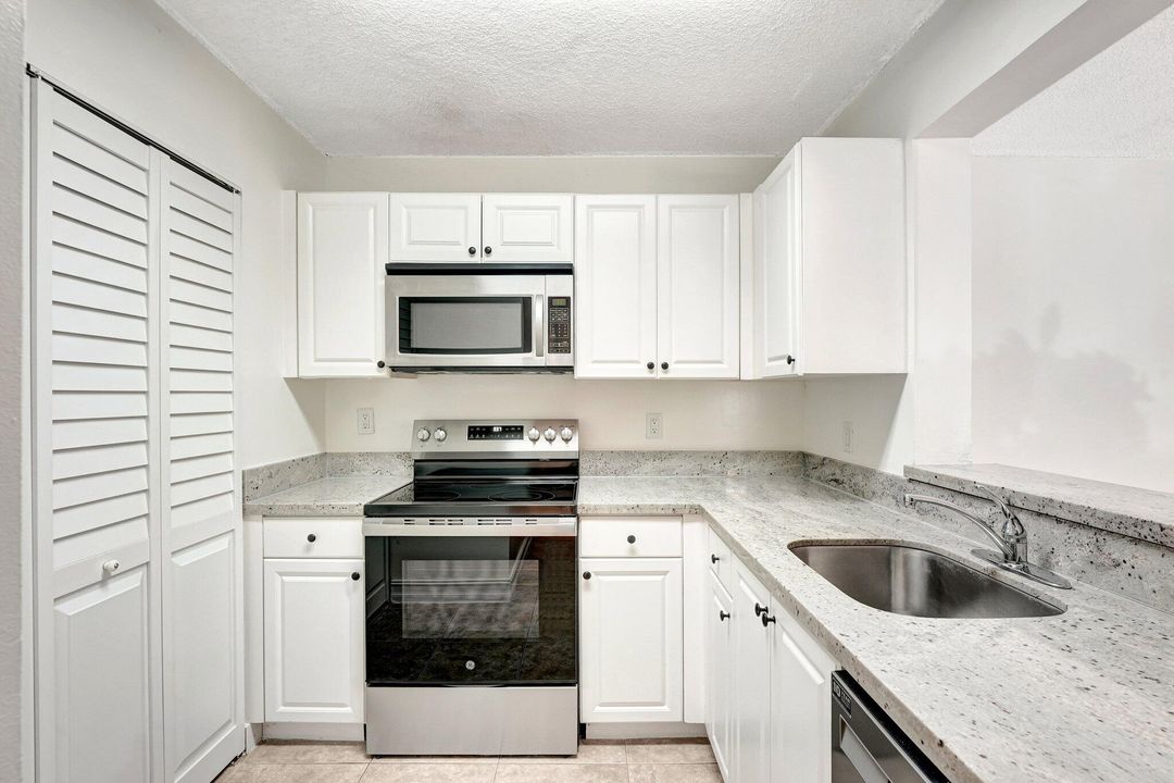 For Rent: $2,400 (2 beds, 2 baths, 1020 Square Feet)