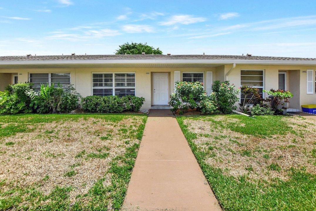 Active With Contract: $249,000 (2 beds, 2 baths, 908 Square Feet)