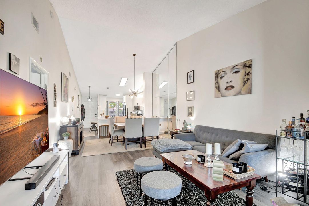 For Sale: $285,000 (2 beds, 2 baths, 1186 Square Feet)