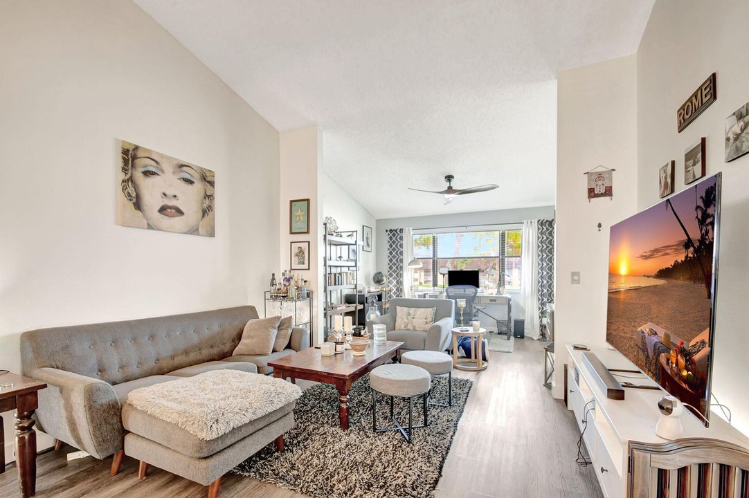 For Sale: $285,000 (2 beds, 2 baths, 1186 Square Feet)