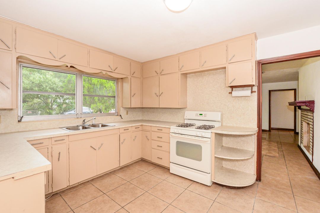 For Sale: $245,000 (3 beds, 1 baths, 1389 Square Feet)