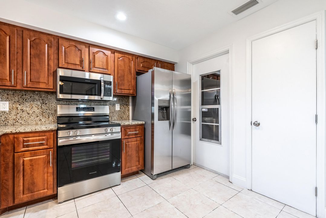 For Sale: $309,900 (2 beds, 2 baths, 1400 Square Feet)