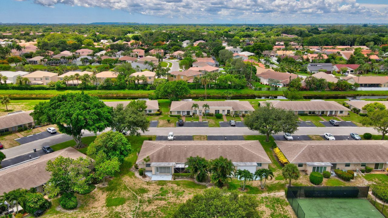 Active With Contract: $249,000 (2 beds, 2 baths, 908 Square Feet)