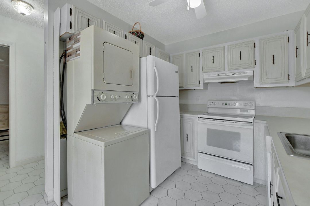 For Sale: $199,000 (2 beds, 1 baths, 908 Square Feet)