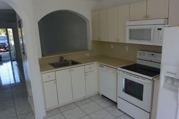 For Rent: $1,950 (2 beds, 2 baths, 920 Square Feet)