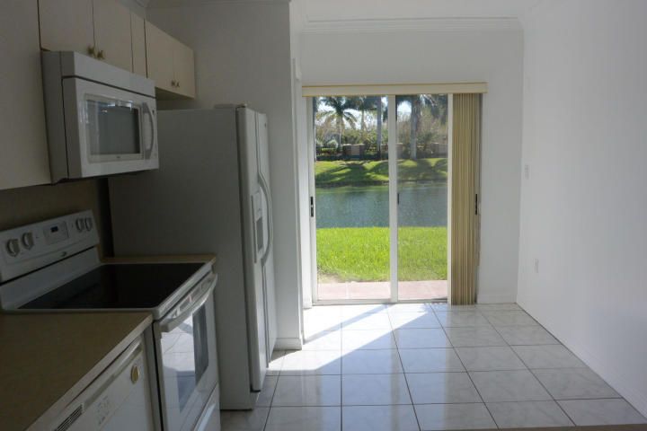 For Rent: $1,950 (2 beds, 2 baths, 920 Square Feet)