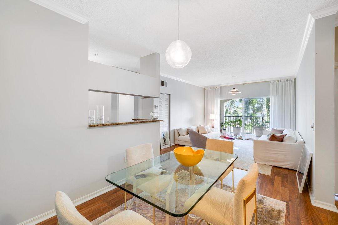 For Sale: $405,000 (2 beds, 2 baths, 1131 Square Feet)
