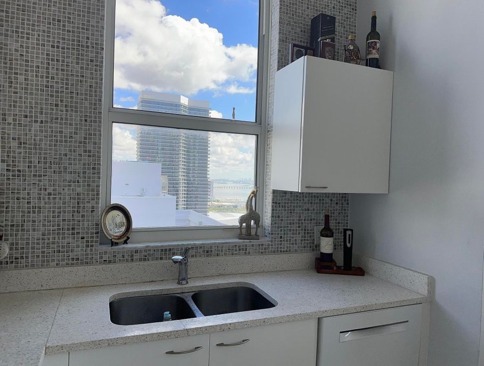 For Rent: $3,500 (2 beds, 2 baths, 1041 Square Feet)