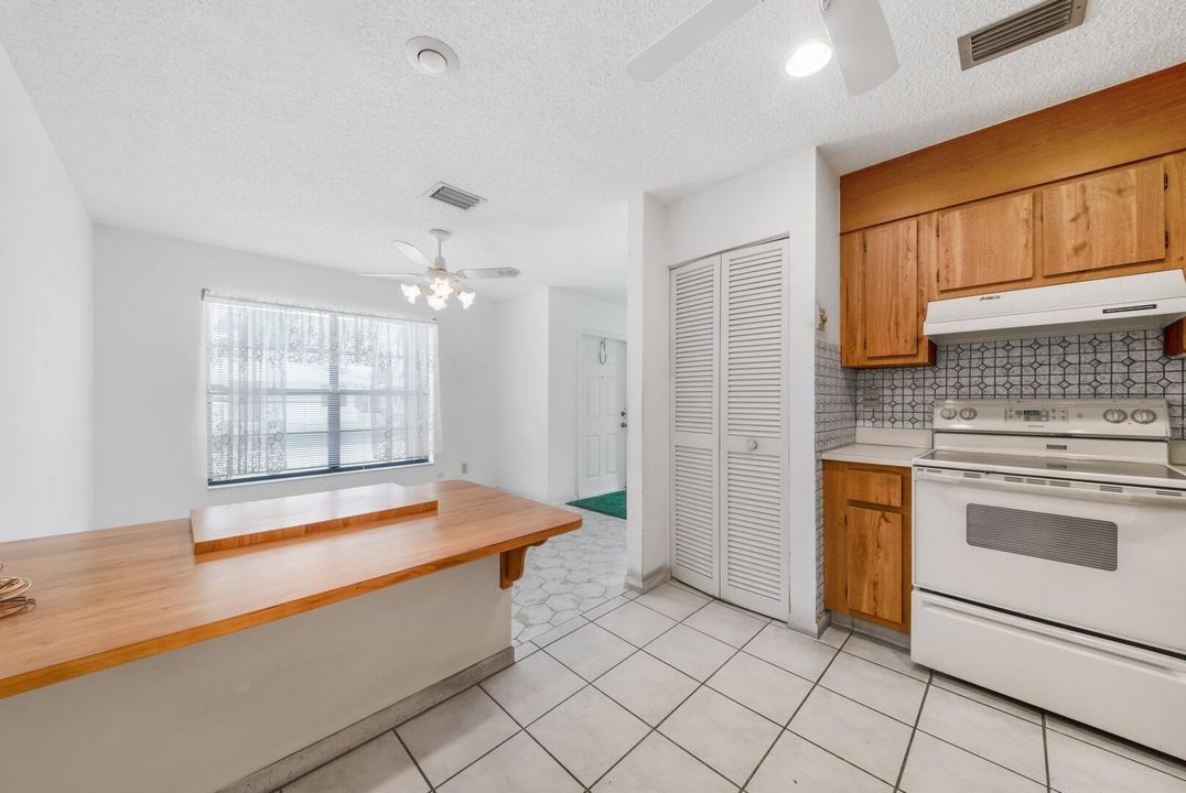 For Sale: $299,900 (2 beds, 2 baths, 1305 Square Feet)