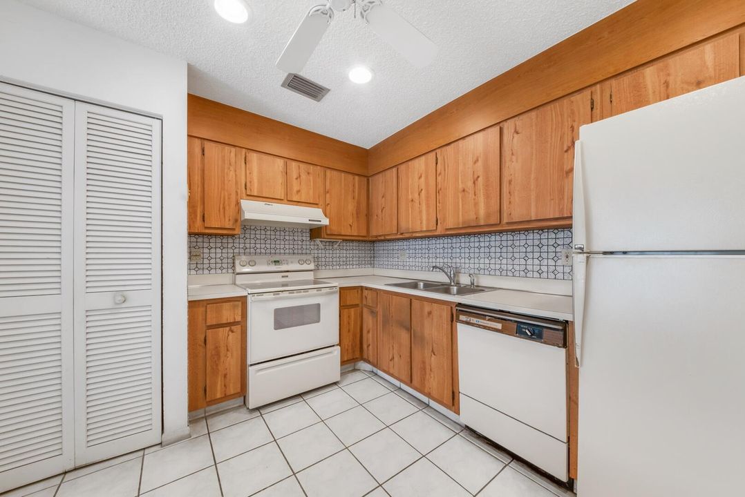 For Sale: $299,900 (2 beds, 2 baths, 1305 Square Feet)