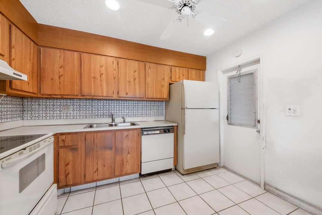 For Sale: $299,900 (2 beds, 2 baths, 1305 Square Feet)