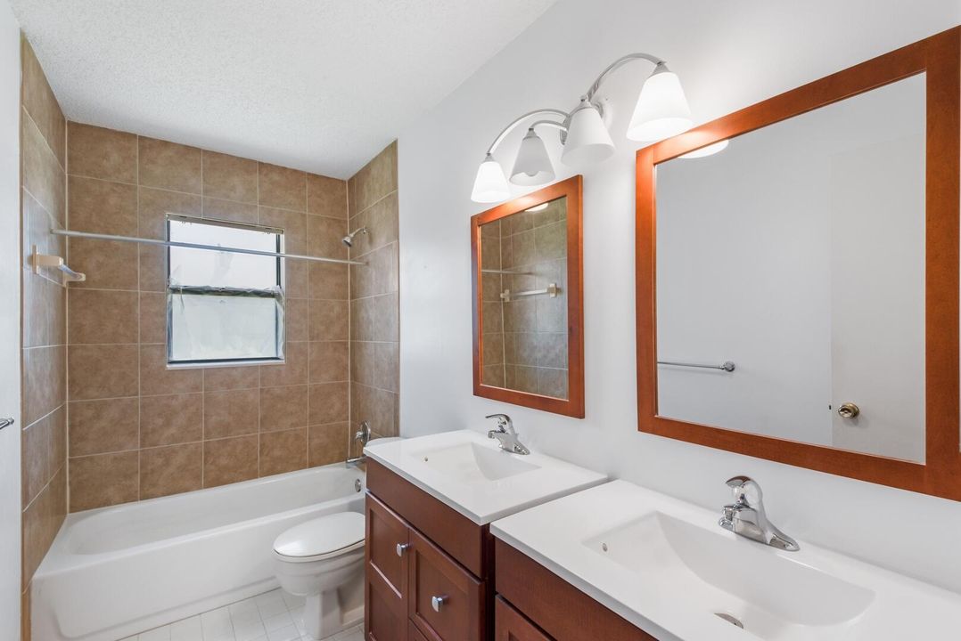 For Sale: $299,900 (2 beds, 2 baths, 1305 Square Feet)