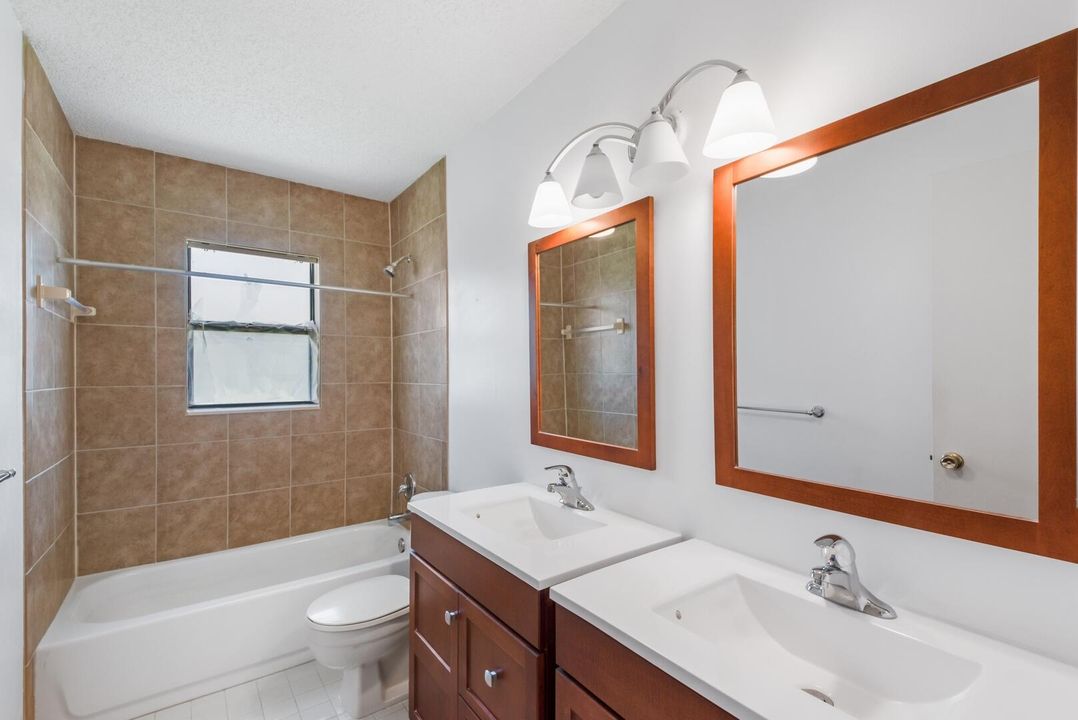 For Sale: $309,900 (2 beds, 2 baths, 1305 Square Feet)