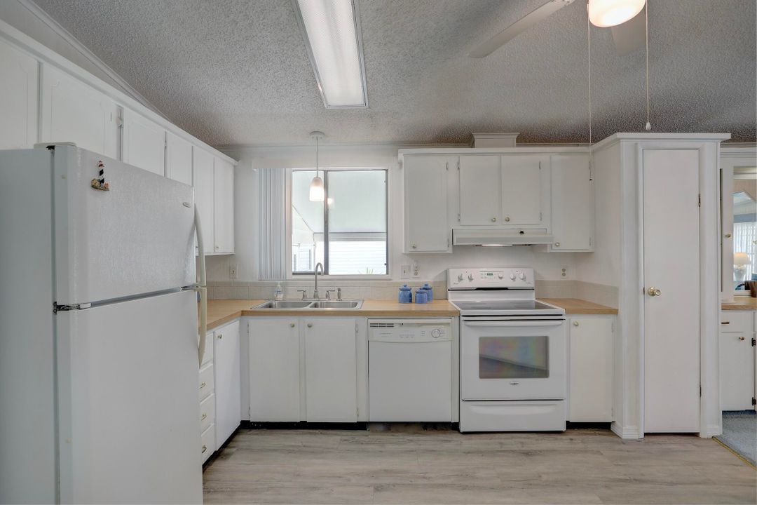 For Sale: $187,000 (2 beds, 2 baths, 1382 Square Feet)