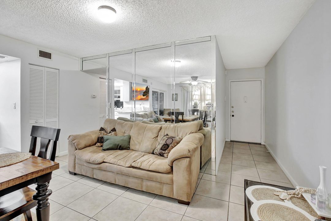 For Sale: $200,000 (2 beds, 2 baths, 873 Square Feet)