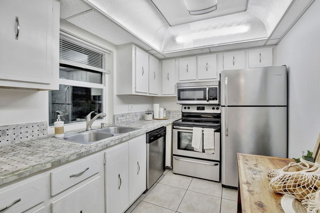 For Sale: $200,000 (2 beds, 2 baths, 873 Square Feet)