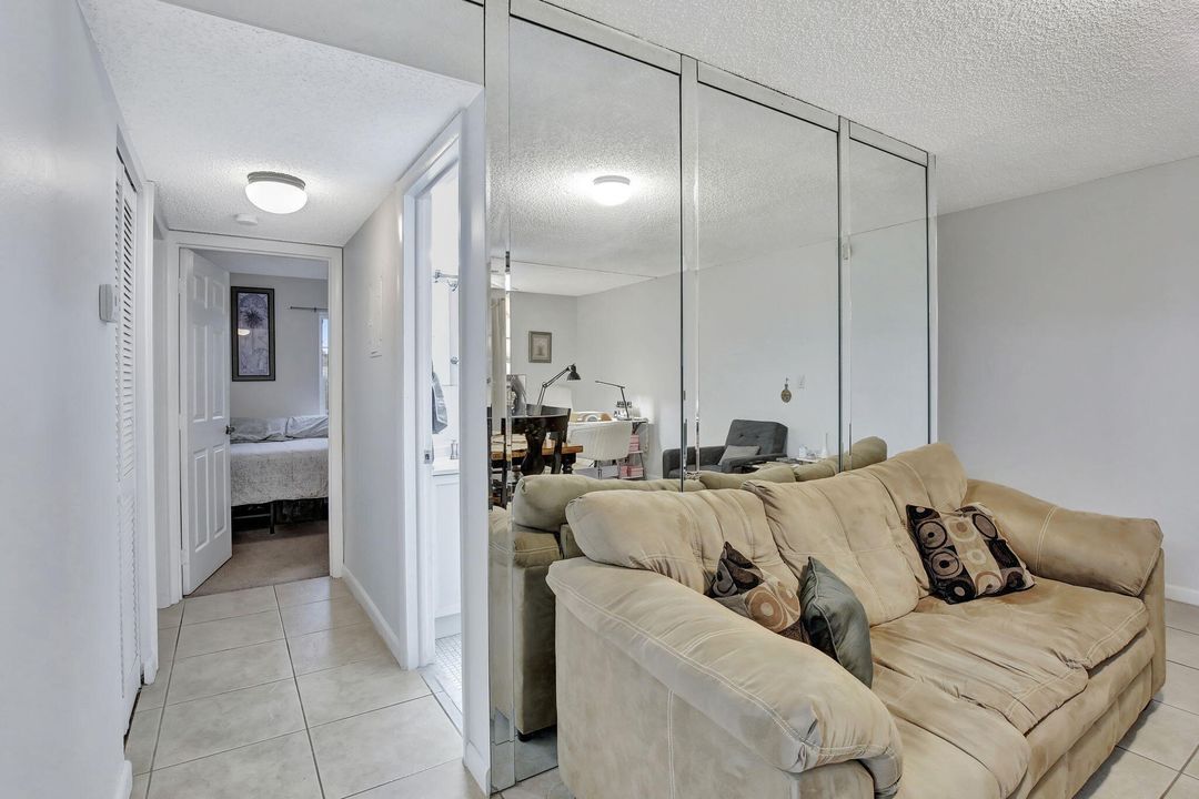 For Sale: $200,000 (2 beds, 2 baths, 873 Square Feet)