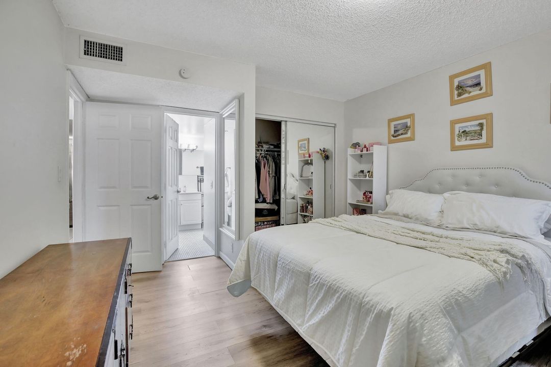 For Sale: $200,000 (2 beds, 2 baths, 873 Square Feet)