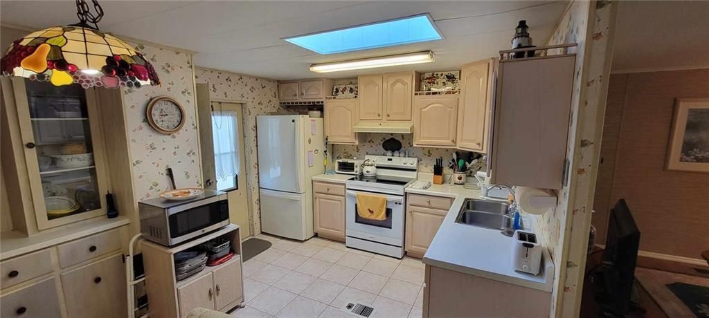 For Sale: $159,990 (2 beds, 2 baths, 782 Square Feet)