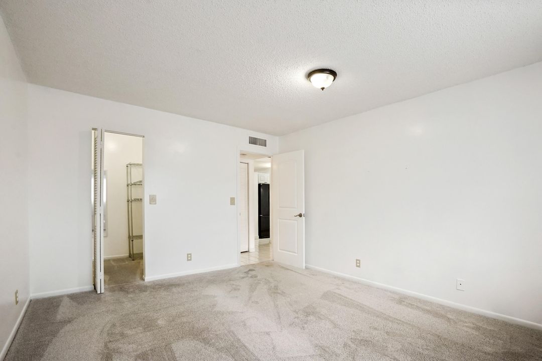 Active With Contract: $139,900 (1 beds, 1 baths, 683 Square Feet)