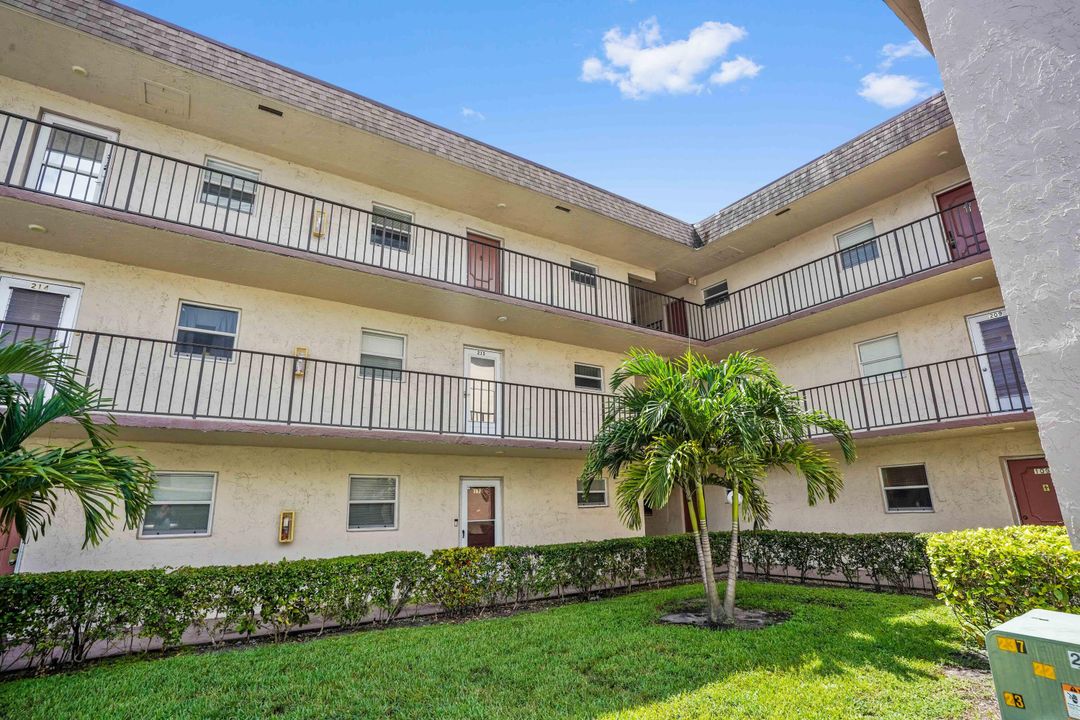 Active With Contract: $139,900 (1 beds, 1 baths, 683 Square Feet)