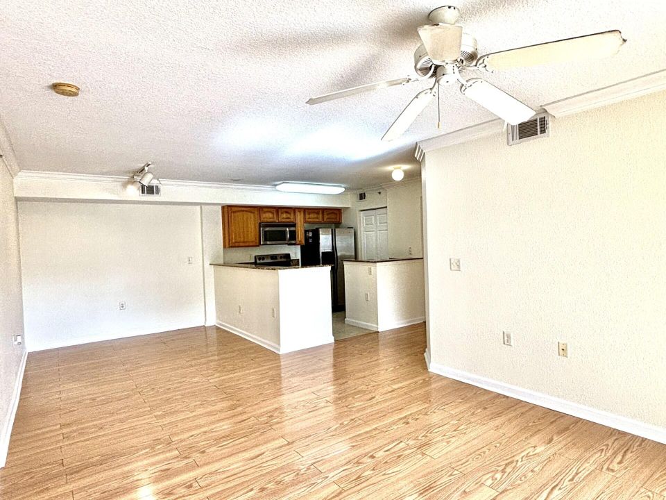 For Sale: $218,900 (2 beds, 2 baths, 1033 Square Feet)
