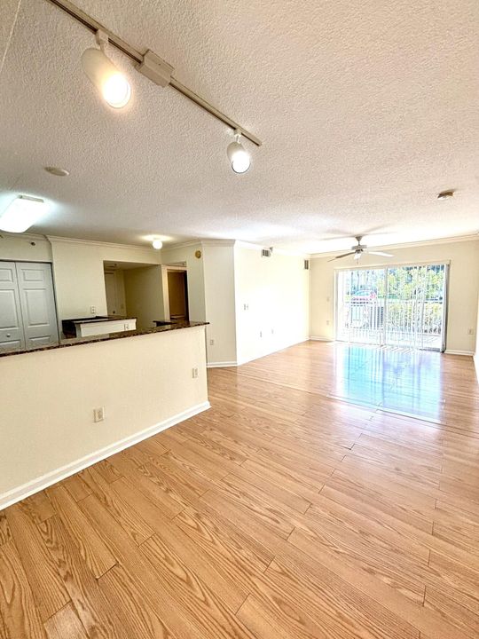 For Sale: $218,900 (2 beds, 2 baths, 1033 Square Feet)