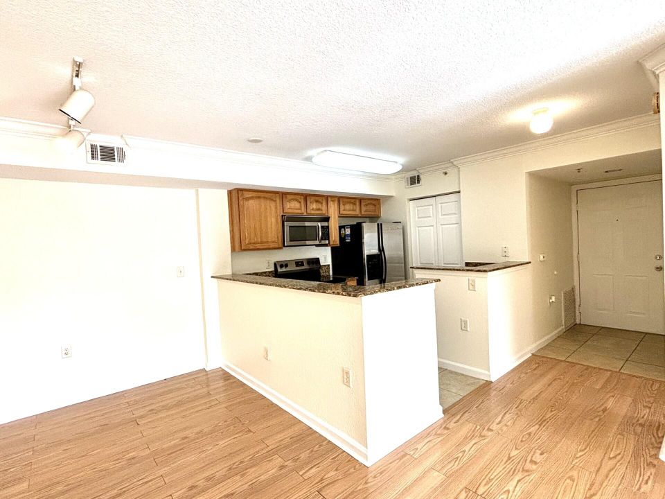 For Sale: $218,900 (2 beds, 2 baths, 1033 Square Feet)