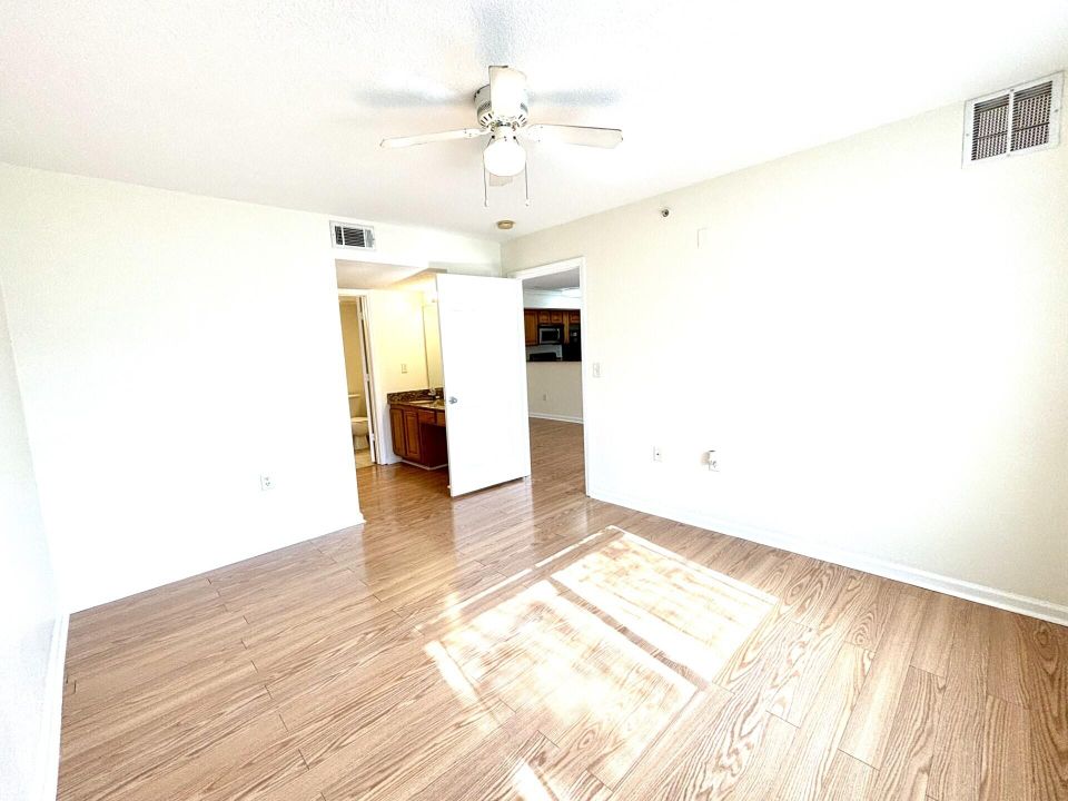 For Sale: $218,900 (2 beds, 2 baths, 1033 Square Feet)