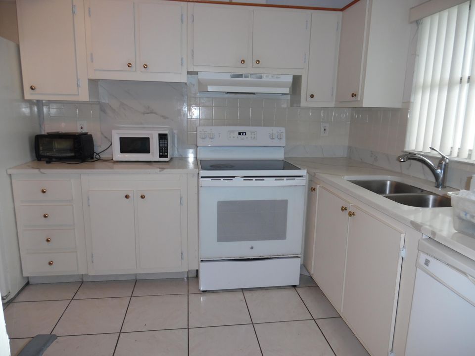 For Rent: $2,050 (2 beds, 2 baths, 1072 Square Feet)