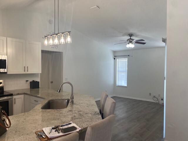 For Sale: $349,000 (3 beds, 2 baths, 1027 Square Feet)