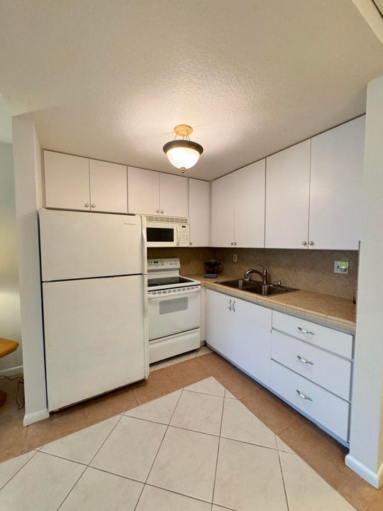 For Sale: $120,000 (1 beds, 1 baths, 532 Square Feet)