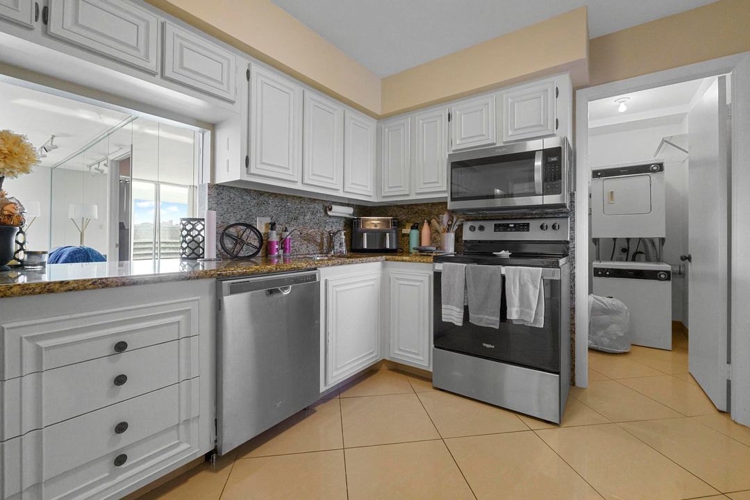 For Sale: $250,000 (2 beds, 2 baths, 1300 Square Feet)