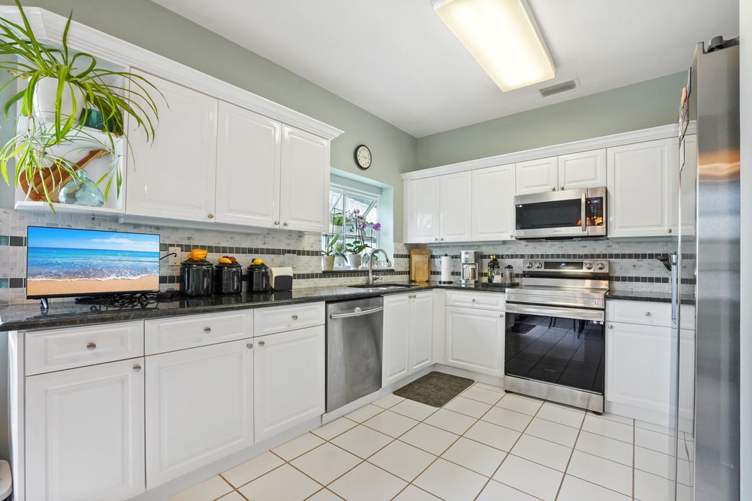 For Sale: $349,000 (2 beds, 2 baths, 1952 Square Feet)