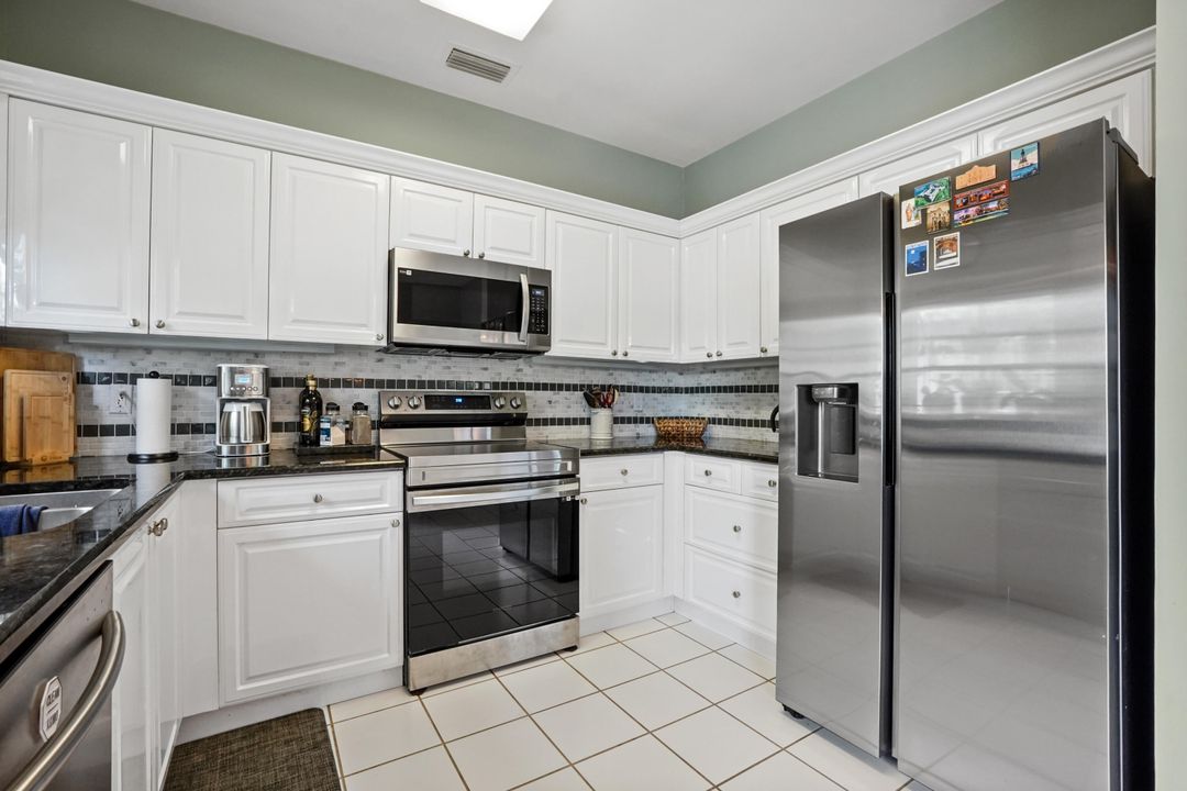 For Sale: $349,000 (2 beds, 2 baths, 1952 Square Feet)