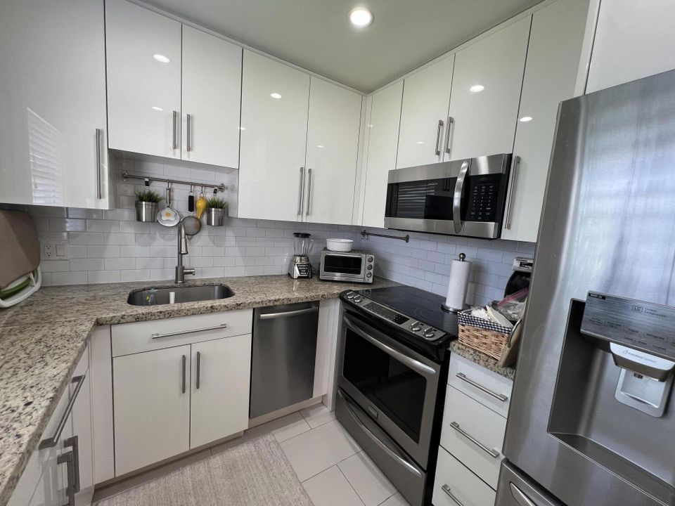 For Sale: $146,500 (2 beds, 2 baths, 880 Square Feet)