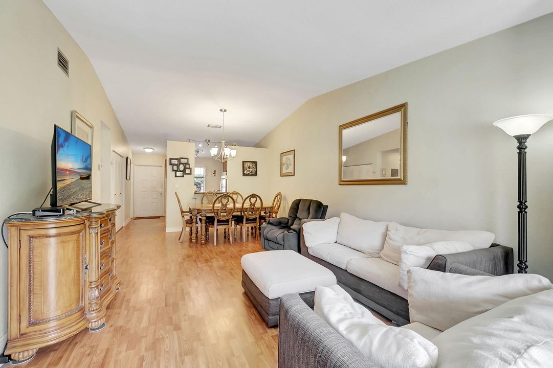 For Sale: $279,000 (2 beds, 2 baths, 1022 Square Feet)