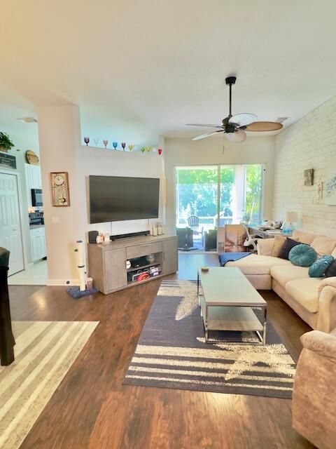 For Sale: $347,000 (3 beds, 2 baths, 1672 Square Feet)