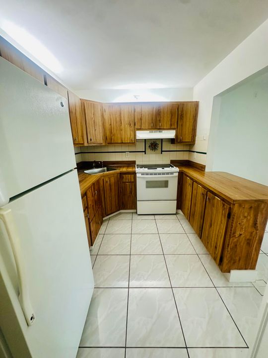 For Rent: $1,950 (2 beds, 1 baths, 991 Square Feet)