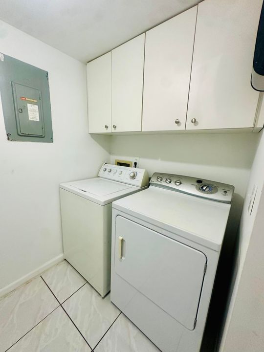 For Rent: $1,950 (2 beds, 1 baths, 991 Square Feet)