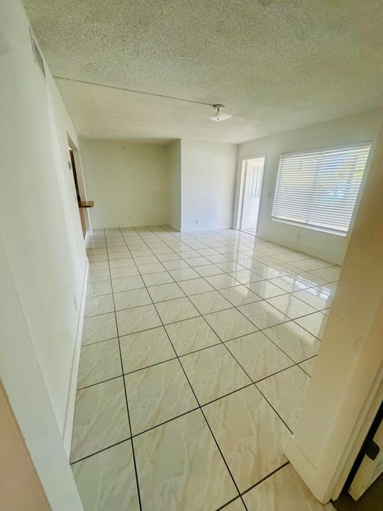 For Rent: $1,950 (2 beds, 1 baths, 991 Square Feet)